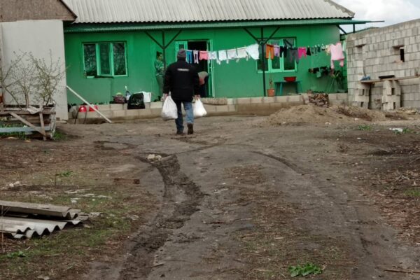 Grün, die Farbe der Hoffnung. In diesem Haus in Costangalia hat eine junge ukrainische Mutter mit ihrem Kind Schutz gefunden.