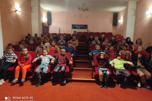 Kinder und Jugendliche, darunter auch ukrainische Kinder, des Sozialzentrums machen einen Ausflug ins Theater.