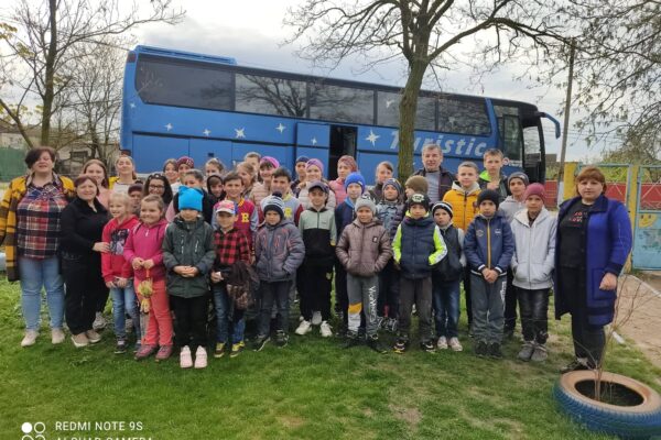 Als Teil der Kinder und Jugendlichen des Sozialzentrums geht es auch für die ukrainischen Kinder mit dem Bus in die Stadt - Theater, Museum und Pizza essen stehen auf dem Programm.