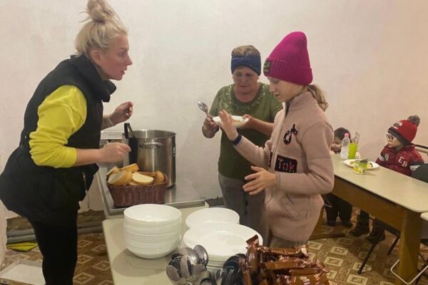 Ukrainische Kinder holen sich Suppe und Brot.